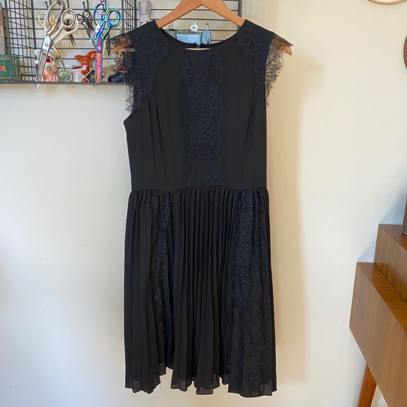 Pleated dress with lace detailing - Picture 2 of 6